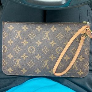 LOUIS VUITTON
Monogram Neverfull MM Pochette